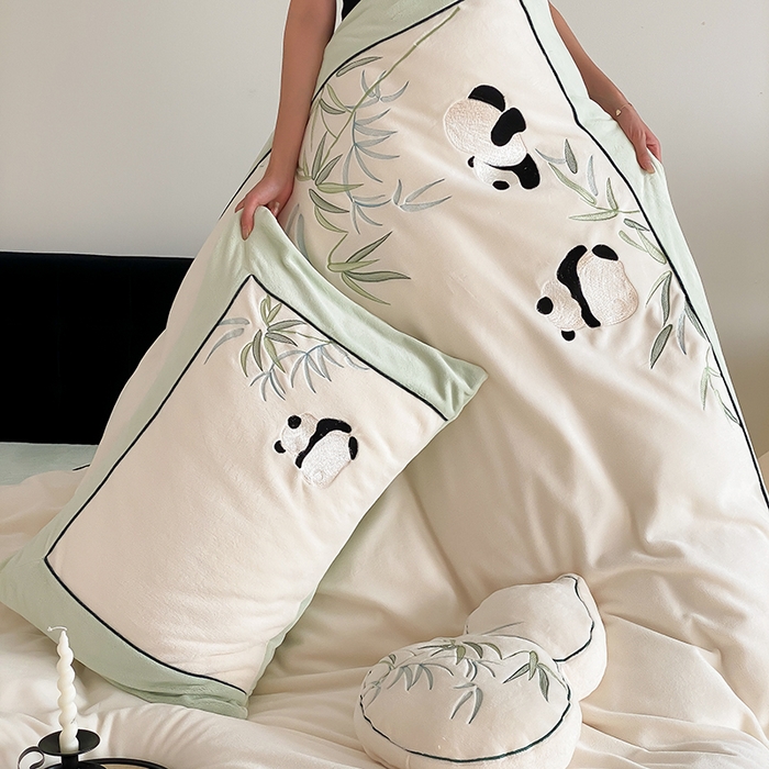 91家纺网 家纺一手货源 找家纺 MIU缪家居 2024新款加厚牛奶绒四件套-熊猫与竹 熊猫与竹-清新白