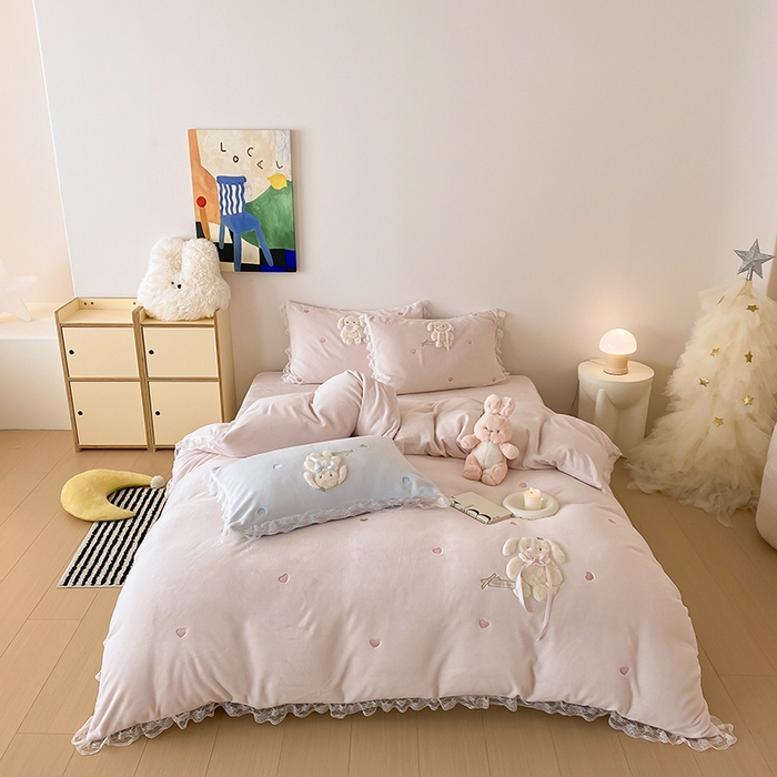 91家纺网 家纺一手货源 找家纺 MIU缪家居 2024新款加厚牛奶绒四件套-伽百利-风格二 伽百利-粉色