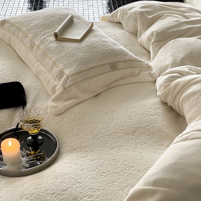 91家纺网 家纺一手货源 找家纺 MIU缪家居 2024新款雕花牛奶绒四件套-自由之蝶 自由之蝶-奶白