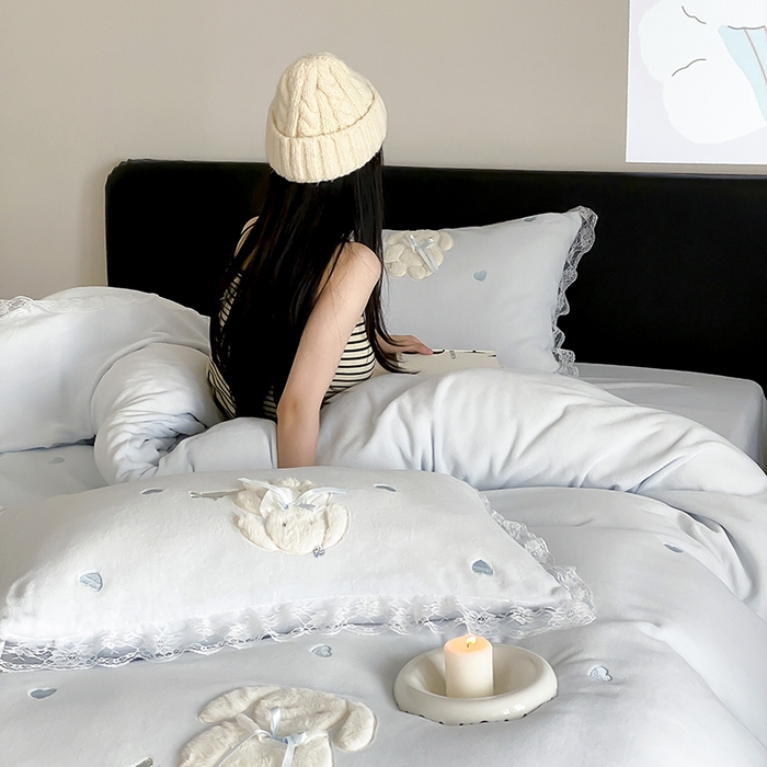 91家纺网 家纺一手货源 找家纺 MIU缪家居 2024新款加厚牛奶绒四件套-伽百利-风格一 伽百利-蓝色