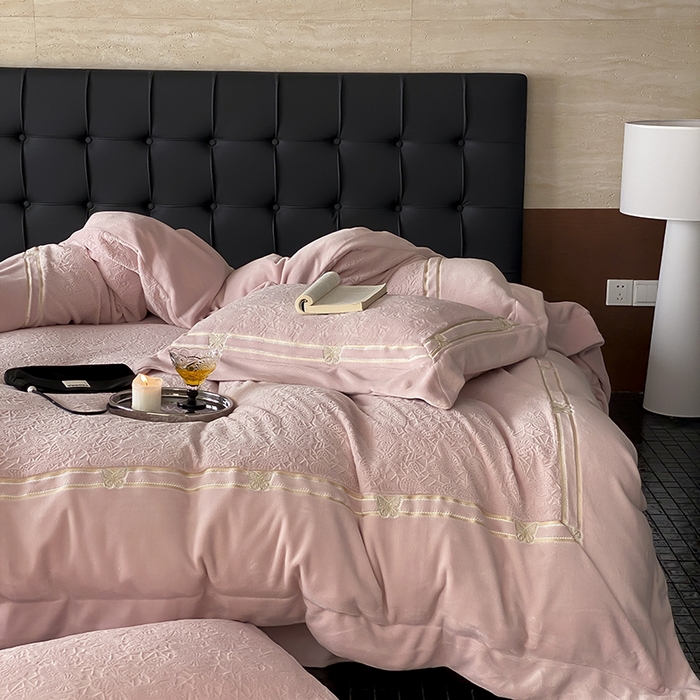 91家纺网 家纺一手货源 找家纺 MIU缪家居 2024新款雕花牛奶绒四件套-自由之蝶 自由之蝶-粉