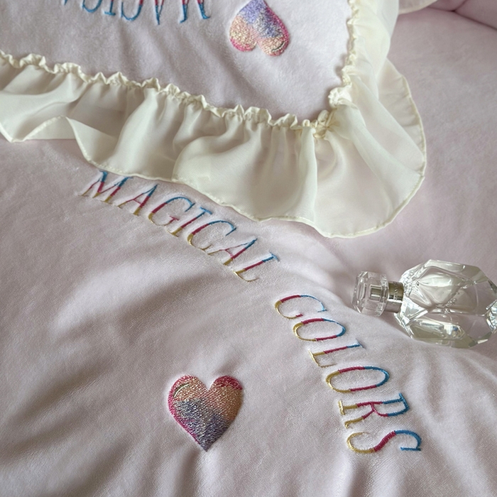 91家纺网 家纺一手货源 找家纺 MIU缪家居 2024新款加厚牛奶绒四件套-魔法之旅 魔法之旅-粉紫