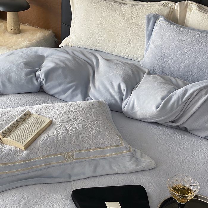 91家纺网 家纺一手货源 找家纺 MIU缪家居 2024新款雕花牛奶绒四件套-自由之蝶 自由之蝶-蓝