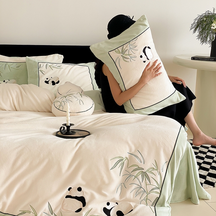 91家纺网 家纺一手货源 找家纺 MIU缪家居 2024新款加厚牛奶绒四件套-熊猫与竹 熊猫与竹-清新白