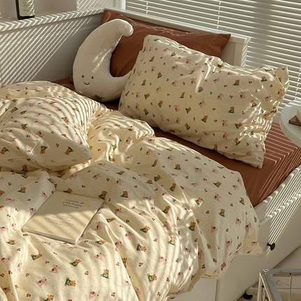 91家纺网 家纺一手货源 找家纺 尺素 2025年春夏新款全棉卡通四件套纯棉双人被套纯色床单床笠三件套儿童床上用品 樱桃小熊 深棕