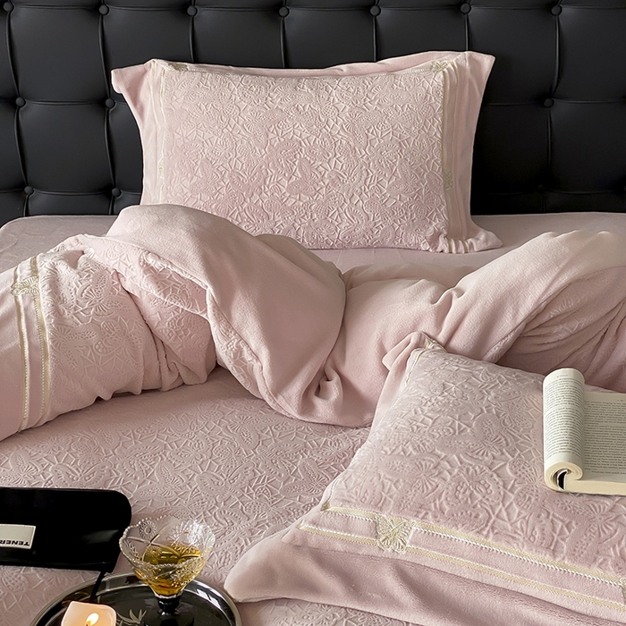 91家纺网 家纺一手货源 找家纺 MIU缪家居 2024新款雕花牛奶绒四件套-自由之蝶 自由之蝶-粉