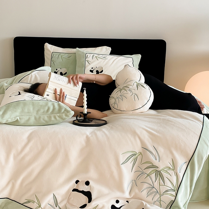 91家纺网 家纺一手货源 找家纺 MIU缪家居 2024新款加厚牛奶绒四件套-熊猫与竹 熊猫与竹-清新白