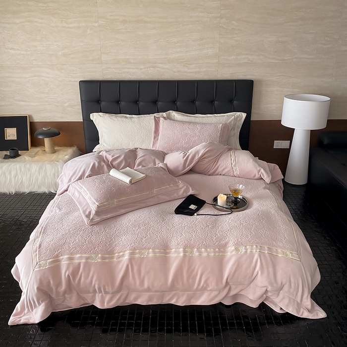 91家纺网 家纺一手货源 找家纺 （总）MIU缪家居 2024新款雕花牛奶绒四件套-自由之蝶