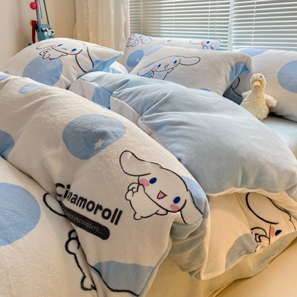 91家纺网 家纺一手货源 找家纺 美澳家纺 2024新款200克三丽鸥系列卡通印花牛奶绒单被套三四件套 波点玉桂狗