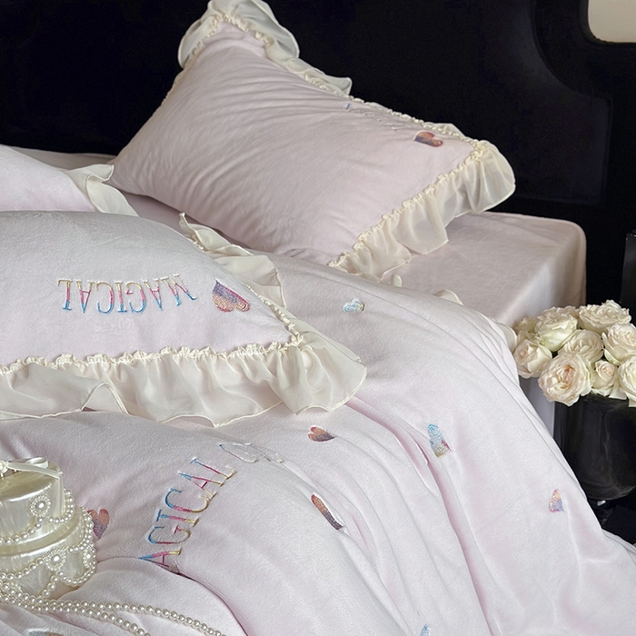 91家纺网 家纺一手货源 找家纺 MIU缪家居 2024新款加厚牛奶绒四件套-魔法之旅 魔法之旅-粉紫