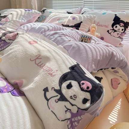 91家纺网 家纺一手货源 找家纺 美澳家纺 2024新款200克三丽鸥系列卡通印花牛奶绒单被套三四件套 甜甜圈库洛米