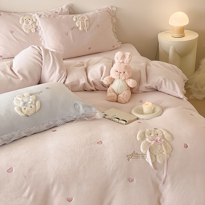 91家纺网 家纺一手货源 找家纺 MIU缪家居 2024新款加厚牛奶绒四件套-伽百利-风格二 伽百利-粉色