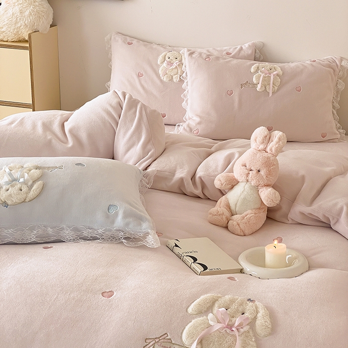 91家纺网 家纺一手货源 找家纺 MIU缪家居 2024新款加厚牛奶绒四件套-伽百利-风格二 伽百利-粉色