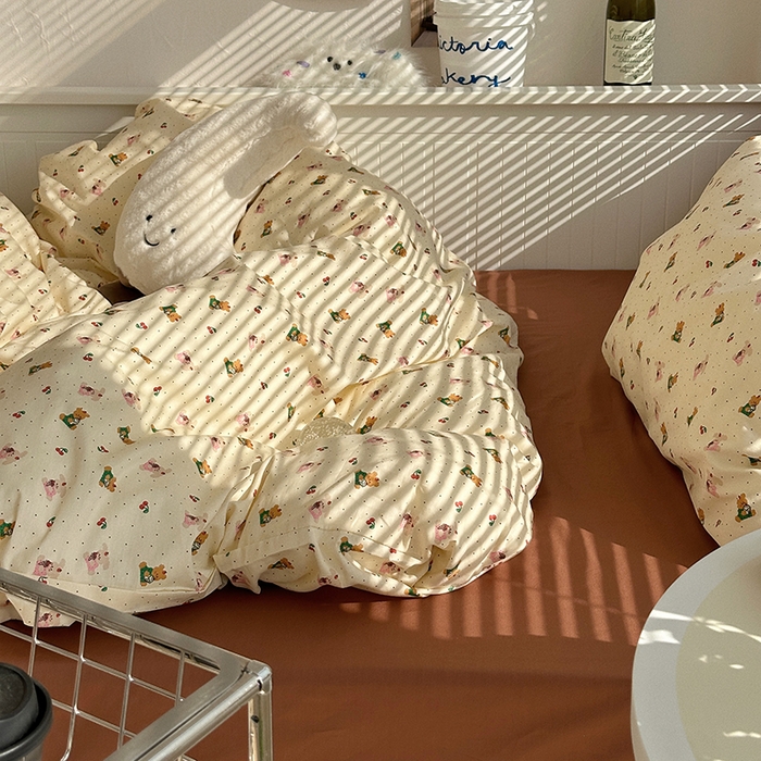 91家纺网 家纺一手货源 找家纺 尺素 2025年春夏新款全棉卡通四件套纯棉双人被套纯色床单床笠三件套儿童床上用品 樱桃小熊 深棕