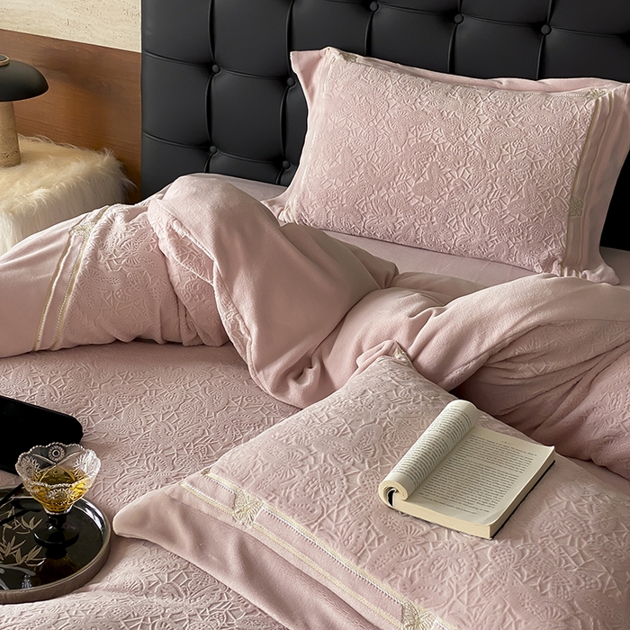 91家纺网 家纺一手货源 找家纺 （总）MIU缪家居 2024新款雕花牛奶绒四件套-自由之蝶