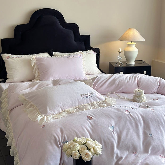 91家纺网 家纺一手货源 找家纺 MIU缪家居 2024新款加厚牛奶绒四件套-魔法之旅 魔法之旅-粉紫