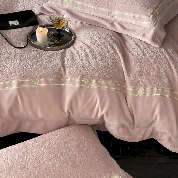 91家纺网 家纺一手货源 找家纺 （总）MIU缪家居 2024新款雕花牛奶绒四件套-自由之蝶