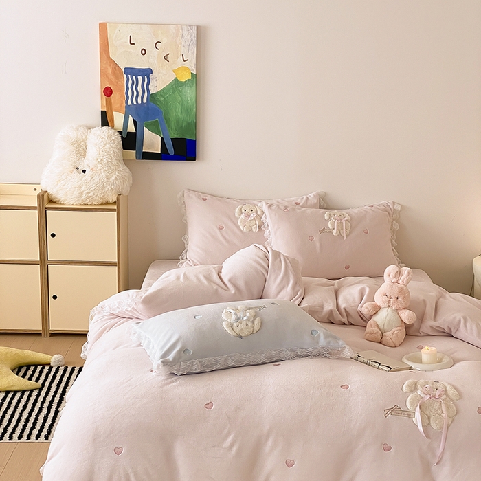 91家纺网 家纺一手货源 找家纺 MIU缪家居 2024新款加厚牛奶绒四件套-伽百利-风格二 伽百利-粉色