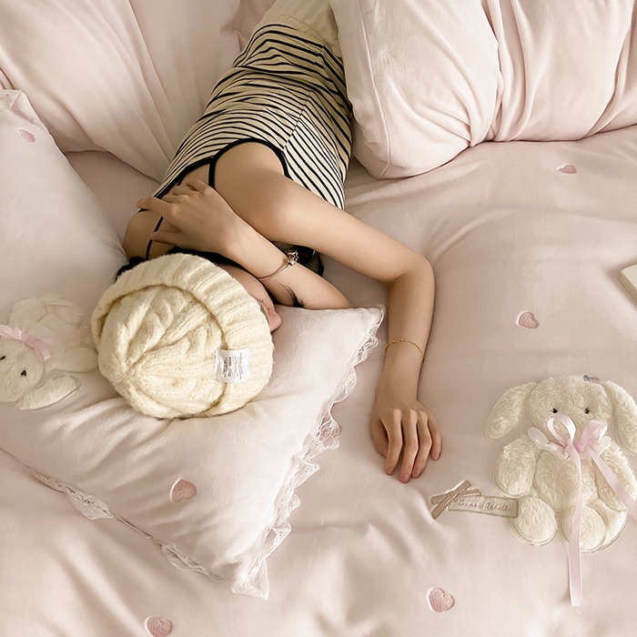 91家纺网 家纺一手货源 找家纺 MIU缪家居 2024新款加厚牛奶绒四件套-伽百利-风格一 伽百利-粉色