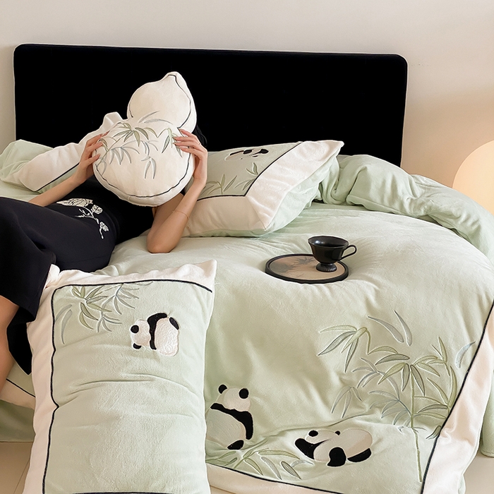 91家纺网 家纺一手货源 找家纺 MIU缪家居 2024新款加厚牛奶绒四件套-熊猫与竹 熊猫与竹-嫩竹绿