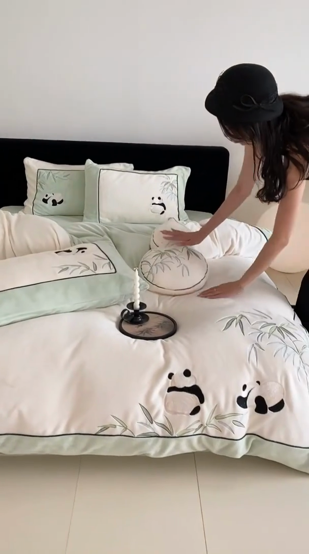 91家纺网 家纺一手货源 找家纺 MIU缪家居 2024新款加厚牛奶绒四件套-熊猫与竹 熊猫与竹-清新白