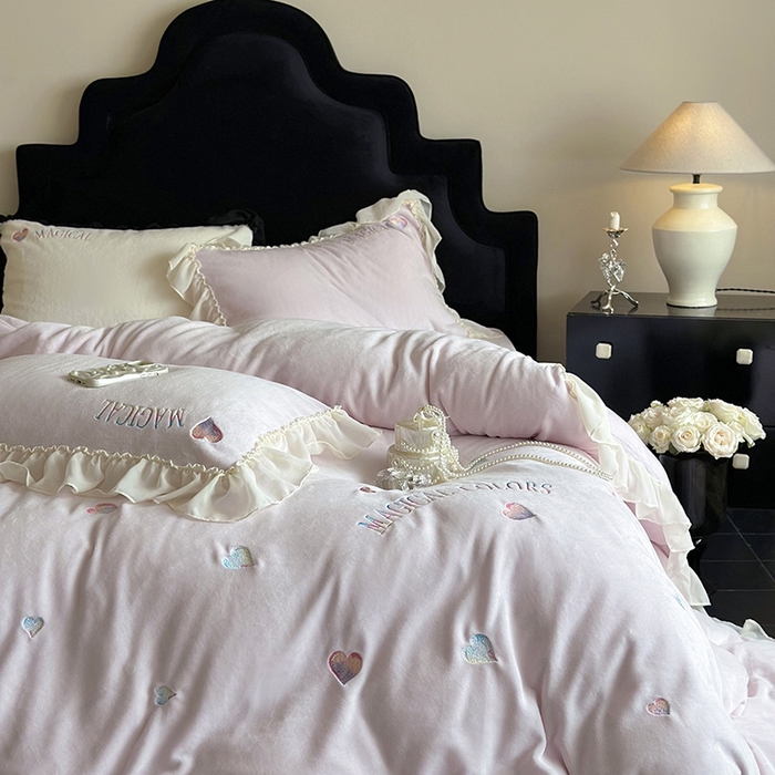 91家纺网 家纺一手货源 找家纺 MIU缪家居 2024新款加厚牛奶绒四件套-魔法之旅 魔法之旅-粉紫