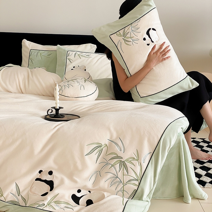 91家纺网 家纺一手货源 找家纺 MIU缪家居 2024新款加厚牛奶绒四件套-熊猫与竹 熊猫与竹-清新白