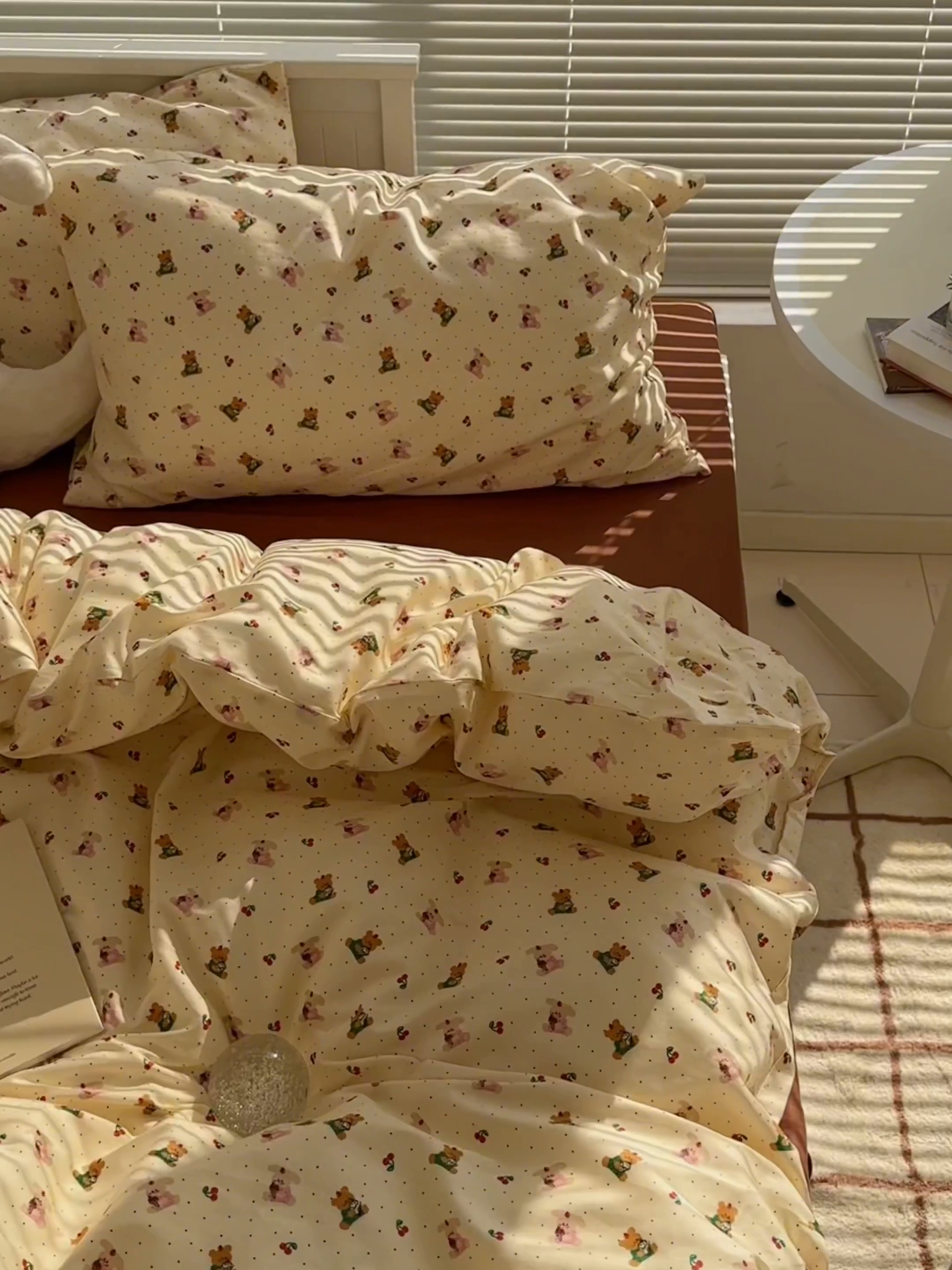 91家纺网 家纺一手货源 找家纺 尺素 2025年春夏新款全棉卡通四件套纯棉双人被套纯色床单床笠三件套儿童床上用品 樱桃小熊 深棕