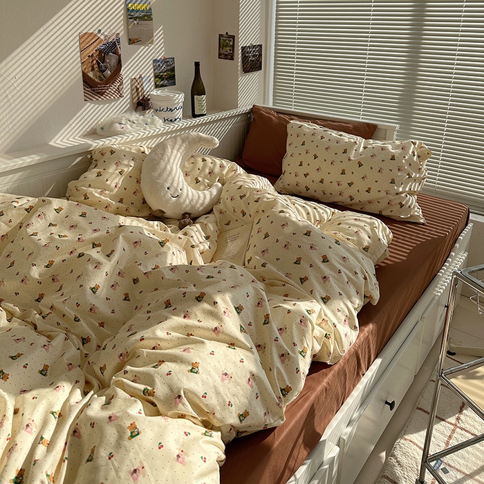 91家纺网 家纺一手货源 找家纺 尺素 2025年春夏新款全棉卡通四件套纯棉双人被套纯色床单床笠三件套儿童床上用品 樱桃小熊 深棕