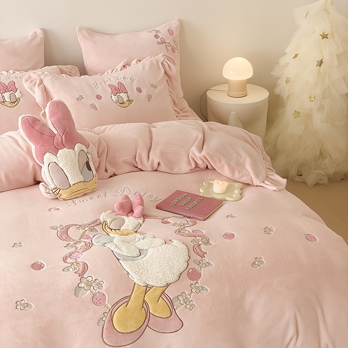 91家纺网 家纺一手货源 找家纺 MIU缪家居 2024新款加厚保暖牛奶绒四件套-黛西 黛西 粉