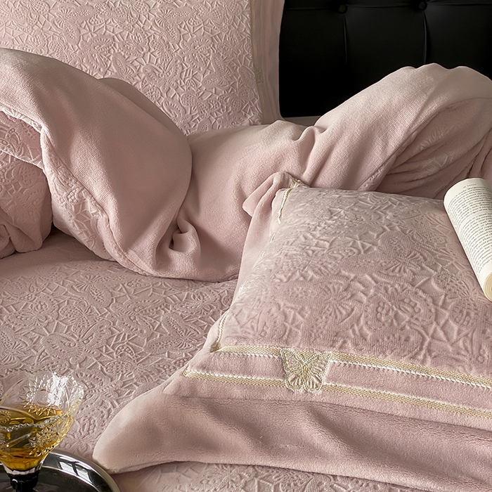 91家纺网 家纺一手货源 找家纺 （总）MIU缪家居 2024新款雕花牛奶绒四件套-自由之蝶