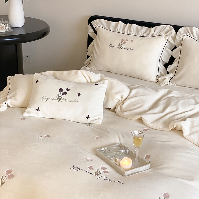 91家纺网 家纺一手货源 找家纺 MIU缪家居 2024新款厚实保暖牛奶绒四件套-挚爱 挚爱-奶奶白