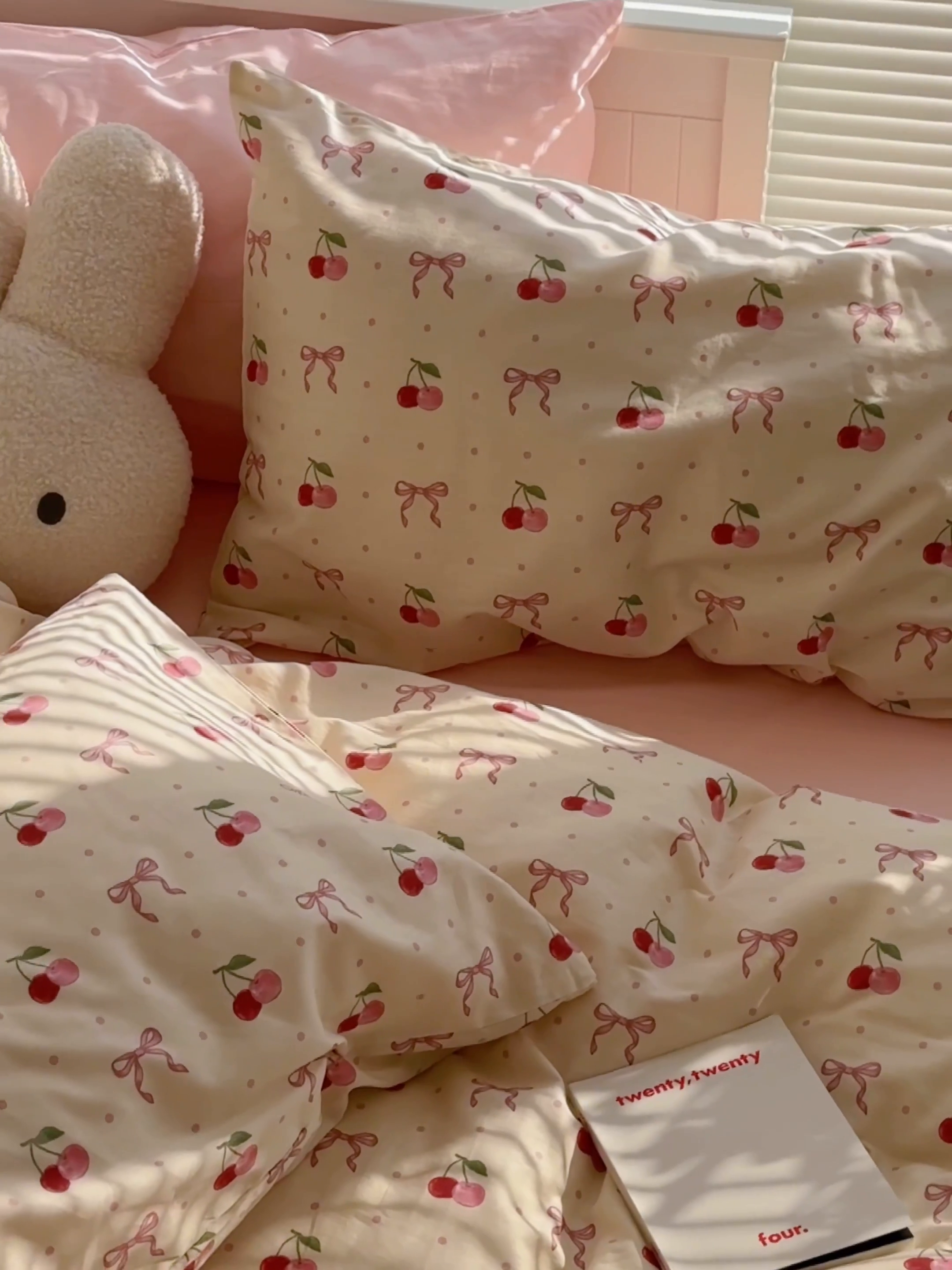 91家纺网 家纺一手货源 找家纺 尺素 2025年春夏新款全棉卡通四件套纯棉双人被套纯色床单床笠三件套儿童床上用品 樱桃红了 裸粉