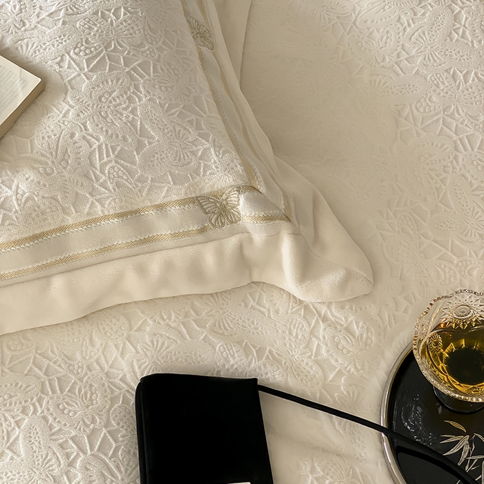 91家纺网 家纺一手货源 找家纺 MIU缪家居 2024新款雕花牛奶绒四件套-自由之蝶 自由之蝶-奶白