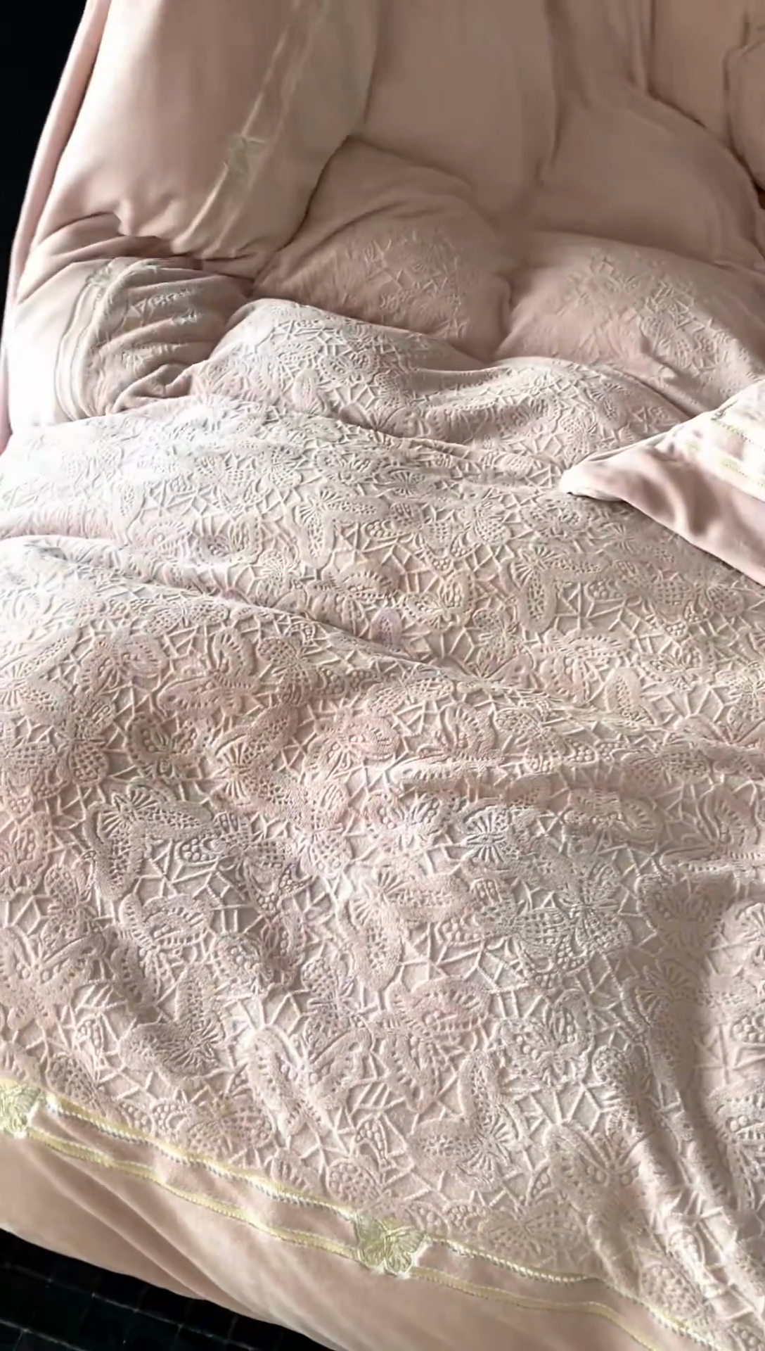 91家纺网 家纺一手货源 找家纺 MIU缪家居 2024新款雕花牛奶绒四件套-自由之蝶 自由之蝶-粉