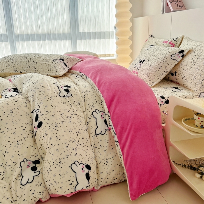 91家纺网 家纺一手货源 找家纺 添越家纺 2025新款简约款牛奶绒床盖四件套 斑点狗