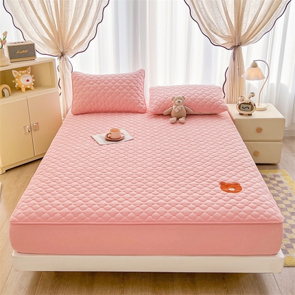 91家纺网 家纺一手货源 找家纺 （总）伊人坊 2025新款全棉色织水洗棉夹棉床笠床垫保护套刺绣款