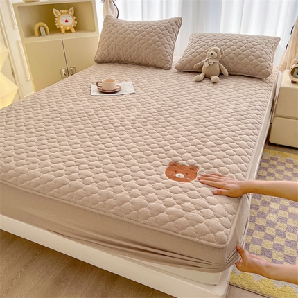 伊人坊 2025新款全棉色织水洗棉夹棉床笠床垫保护套刺绣款 快乐小熊-浅卡其