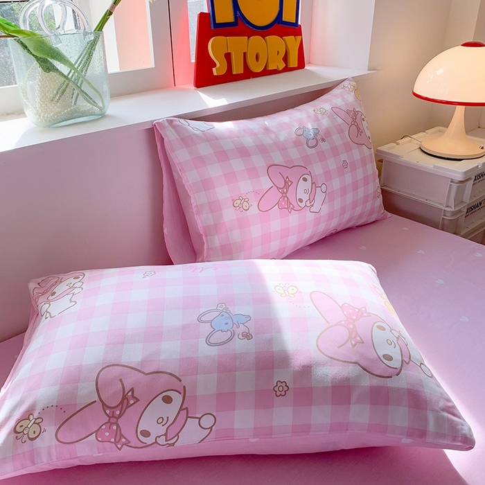 91家纺网 家纺一手货源 找家纺 玉元坊 2025年新款三丽鸥系列全棉纯棉简约基础款四件套三件套--美乐蒂简约款式 粉格美乐蒂【简约款】