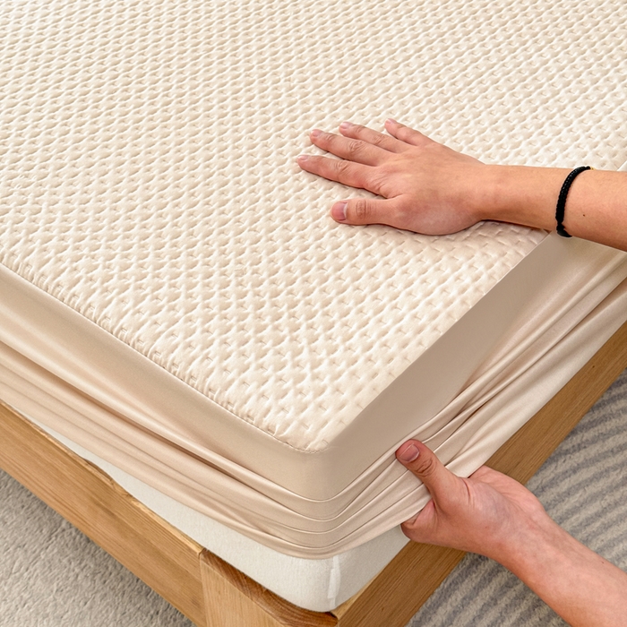 91家纺网 家纺一手货源 找家纺 小萌虎 2024新款华夫防水夹棉床笠 华夫-奶咖