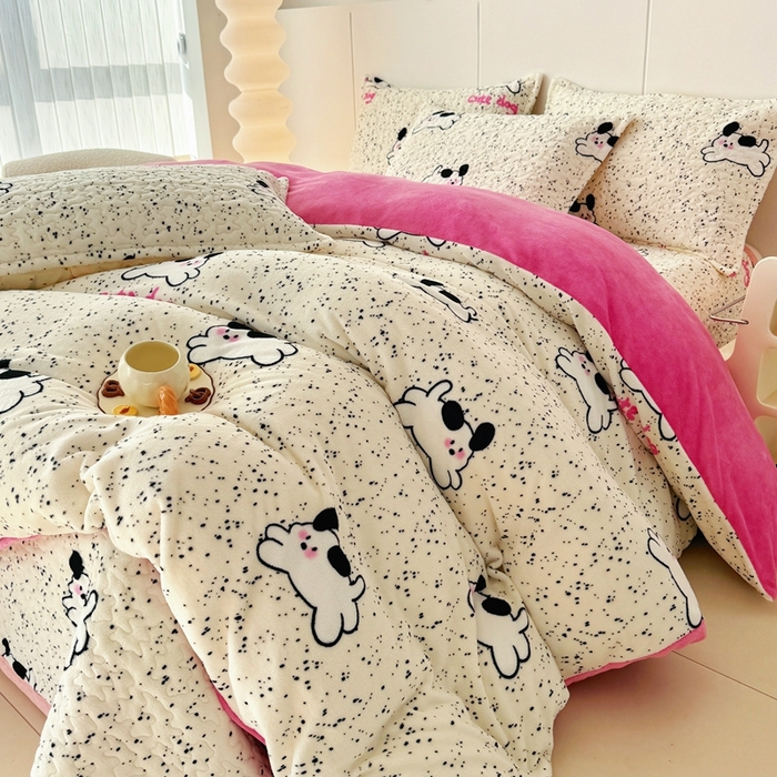91家纺网 家纺一手货源 找家纺 添越家纺 2025新款简约款牛奶绒床盖四件套 斑点狗