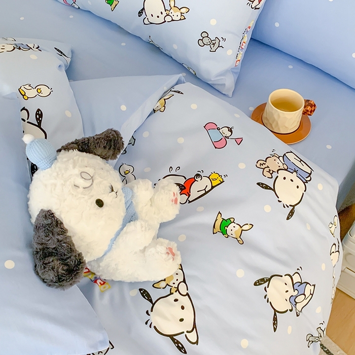 91家纺网 家纺一手货源 找家纺 玉元坊 2025年新款三丽鸥系列全棉纯棉简约基础款四件套三件套--帕恰狗简约款式 简约款-小帕和伙伴蓝