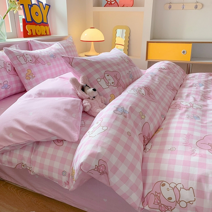 91家纺网 家纺一手货源 找家纺 玉元坊 2025年新款三丽鸥系列全棉纯棉简约基础款四件套三件套--美乐蒂简约款式 粉格美乐蒂【简约款】