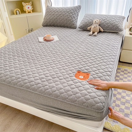 伊人坊 2025新款全棉色织水洗棉夹棉床笠床垫保护套刺绣款 快乐小熊-时尚灰