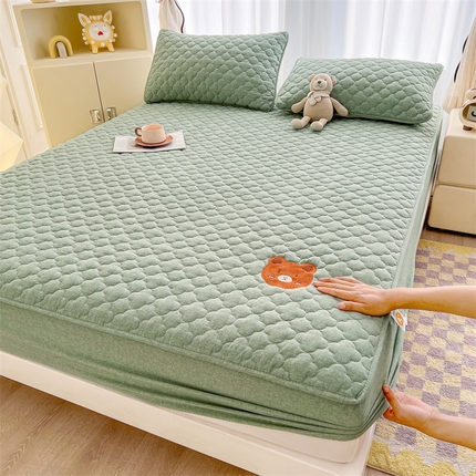 伊人坊 2025新款全棉色织水洗棉夹棉床笠床垫保护套刺绣款 快乐小熊-青果绿