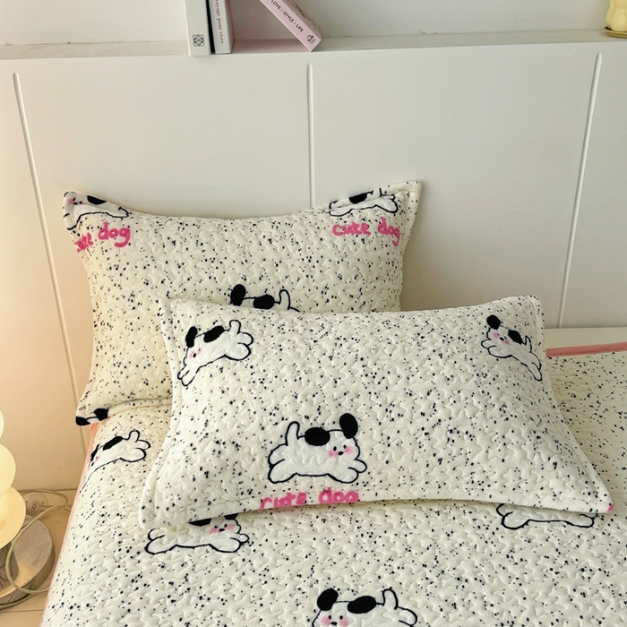 91家纺网 家纺一手货源 找家纺 添越家纺 2025新款简约款牛奶绒床盖四件套 斑点狗