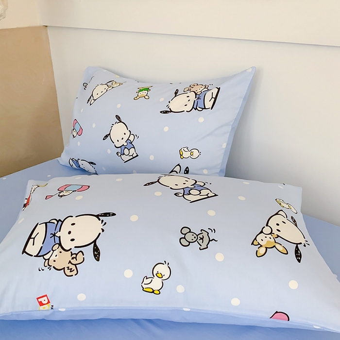 91家纺网 家纺一手货源 找家纺 玉元坊 2025年新款三丽鸥系列全棉纯棉简约基础款四件套三件套--帕恰狗简约款式 简约款-小帕和伙伴蓝