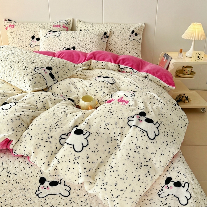 91家纺网 家纺一手货源 找家纺 添越家纺 2025新款简约款牛奶绒床盖四件套 斑点狗