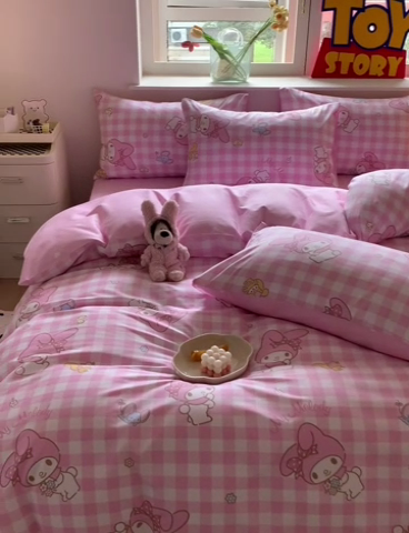 91家纺网 家纺一手货源 找家纺 （总）玉元坊 2025年新款三丽鸥系列全棉纯棉简约基础款四件套三件套--美乐蒂简约款式