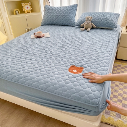 伊人坊 2025新款全棉色织水洗棉夹棉床笠床垫保护套刺绣款 快乐小熊-天空蓝